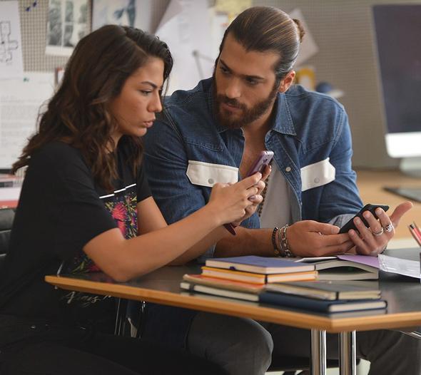 �ddiaya g�re, Anadolu Yakas�'nda ger�ekle�en �ekimleri izleyen bir izleyicinin "Bu Demet �zdemir de Can Yaman'da ne buluyor?" demesi �zerine oyuncu �ok sinirlendi ve elindeki foto�raf makinesini seyirciye f�rlatt�.