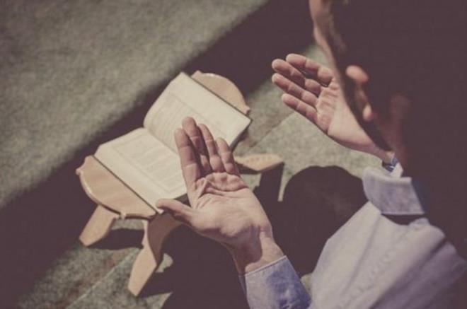 TESB�H NAMAZI KA� REKAT HANG� TESB�H OKUNUR? Mira� Kandilinde g�nahlar�n aff�na vesile olan tesbih namaz� 4 rekat olarak k�l�n�r. Bu namaz� k�labilmek i�in �u tesbihi ezbere bilmek gerekir.