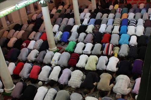 M�RA� NAMAZINA NASIL N�YET ED�L�R? Mira� Kandili namaz�na ba�lamadan �nce niyet etmek gerekir. Mira� gecesi namaz�na ��yle niyet edilir: "Ya Rabbi , r�za-i �erifin i�in niyet eyledim namaza. Bu gece yedi kat g�kleri ve b�t�n esrar�n� g�stererek muhabbetin ile m��erref k�ld���n sevgili Habibin Resul-i Zi�an Efendimiz h�rmetine ben aciz kulunu afv-� ilahine , feyz-i ilahine , r�za-i ilahine mazhar eyle”