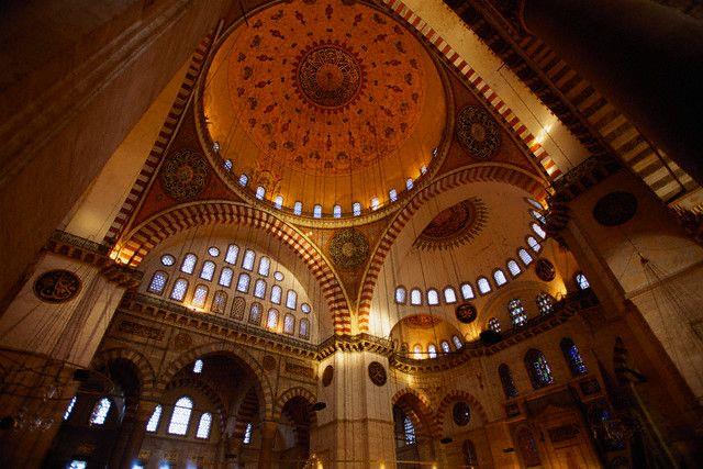 Mira� Kandili namaz� k�l�n��� nas�l? Mira� gecesinde Hazreti Muhammed g��e y�kseldikten sonra d�n��te �mmetine 5 vakit namaz� getirmi�tir. Haliyle Mira� Kandili ayn� zamanda �slam alemine verilen namaz hediyesinin geldi�i gecedir. Bu �zel gecede k�l�nacak namazlar da haliyle �ok �nemli ve k�ymetlidir. Mira� Kandili gecesi k�l�nacak olan kandil namaz�n�n �zel bir saati yoktur. Mira� namaz�n� yats� namaz�ndan imsak vaktine kadar herhangi bir saatte k�labilirsiniz.