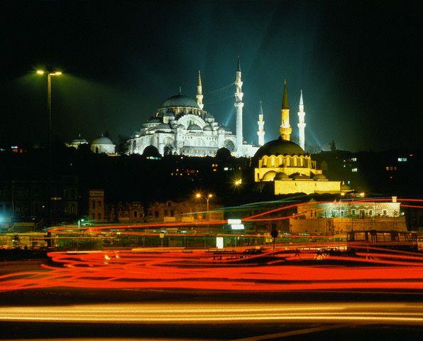 Mira� kelime manas� olarak "merdiven", "y�kselecek yer", "en y�ksek makam" anlam�na gelmektedir. Mira� Kandili Peygamberimiz Hazreti Muhammed'in g��e y�kseldi�i gecedir. Peki Mira� Kandili gecesinde hangi namazlar k�l�nmal�, saat ka�ta ve nas�l niyet edilerek hangi dualarla k�l�nmal�?