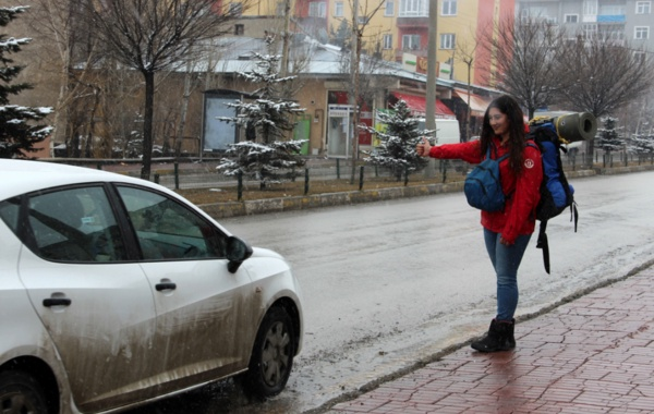 Kendini 'evi srtnda gezgin' olarak tanmlayan zkan, &#8220;Hayatn her alannda olduu gibi otostop ekmenin de riski var doal olarak. yi bir insansanz iyi insanlara denk geliyorsunuz. Hep iyi insanlara denk geldim ve ok gzel yolculuklar yaptm. Ben buna inanyorum. O yzden hibir sknt yaamadm. Bazen hi ara gemeyen yollarda da kaldm. Gideceim yere kadar yrdm oldu. nk uygun adm doaym ben. Gezginlere nerim de bilinli gezmeleri olacak. Gezmek sadece bir doa fotoraf ekmek deil gittiimde yerlerini kltrn renmeye alyorum. Gzel yolculuklar oluyor&#8221; diye konutu.