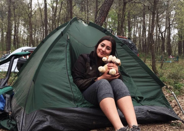 1 yl nce Ankara&#8217;dan yola karak otostopla yaklak 30 bin kilometre yol kat eden Dilara zkan&#8217;n 75. rotas Erzurum oldu. Amacnn otostopla Trkiye&#8217;nin 81 ilini gezmek olduunu ifade eden zkan, gittii yerleri not alp, fotoraflayp &#8216;uygunadmdoga&#8217; adl sosyal medya hesabndan takipileriyle paylayor.