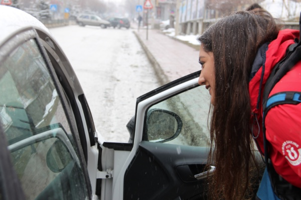 Gezmeyi ok sevdiini ve bu konuda da en byk destekisinin ailesi olduunu kaydeden &#8216;uygunadmdoga&#8217; Dilara zkan, &#8220;Otostop ekerek Trkiye turuna ktm. u ana kadar 75 ehrimizi gezdim. Hayallerimi ertelememek iin okuluma ara verdim&#8221; dedi.