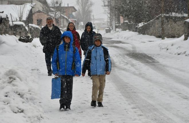Yurtta kn en etin getii illerden Ardahan'da, kent merkezi ve yksek kesimlerde gece etkisini artran kar ya, evreyi beyaza brd. Kar ya, sabah saatlerine kadar devam etti.
