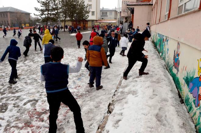 Kar yan elenceye eviren renciler, okul bahelerinde kar topu oynad.