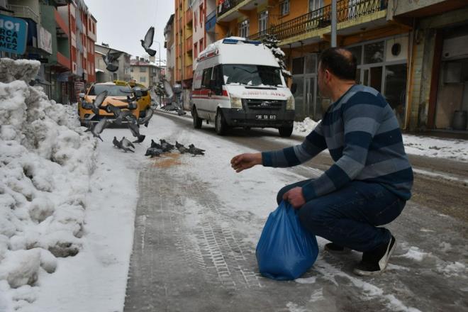 Scakln mevsim normallerinde seyredecei blgede, rzgar kuzeyden hafif, zaman zaman orta kuvvette esecek.    Gece en dk hava scakl, sfrn altnda olmak zere Kars'ta 3, Ardahan'da 1 derece lld. Gece scaklk Erzurum'da sfr, Tunceli ve Ar'da 1, Erzincan'da 2, Idr'da 5 derece kaydedildi.