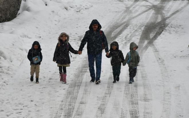Gnn en yksek scaklklarnn ise Idr'da 14, Erzincan'da 13, Tunceli'de 12, Kars'ta 4, Erzurum, Ar ve Ardahan'da 3 derece olmas bekleniyor.    Kar kalnlklar Erzurum ve Ardahan'da 4, Kars'ta 2, kayak merkezlerinden Erzincan Ergan'da 190, Erzurum Palandken'de 130, Kars Sarkam'ta 110, Erzurum Konakl'da 107, Ardahan Yalnzam'da 5 santimetre lld.    Blgede sabah ve gece buzlanma beklendiinden yaanabilecek olumsuzluklara ve blge genelinde eimli alanlardaki  tehlikesine kar tedbirli davranlmas gerekiyor.