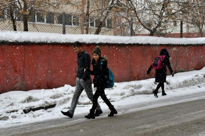 Vatandalardan Yunus Alp, havalarn bir sredir souk ve yal getiini belirterek, "Batda bahelerde, aalarda iek at, herkes tarlasn ekiyor, burada kar ya devam ediyor" dedi.    Esnaf Temur Yldrm da ilede k artlarnn ar getiini ifade ederek, "Nisandayz, halen kar yayor" diye konutu.