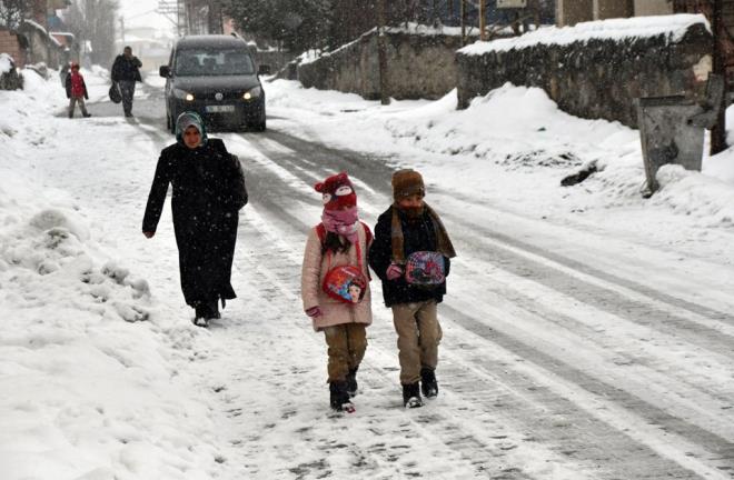 Kars'n Sarkam ilesinde kar ya ve souk hava etkili oldu.    Gece balayan ve aralklarla devam eden yan ardndan ile beyaza brnd. Bina atlarnda buz sarktlar olutu, aalar beyaz rtyle kapland.    Sabah vatandalar ve okul yolundaki renciler, kar ya altnda yrd.