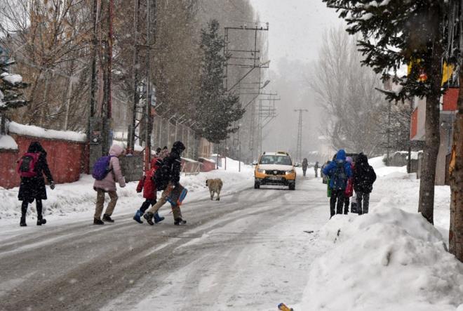Meteoroloji 12. Blge Mdrlnden alnan bilgiye gre, Dou Anadolu genelinde hava paral ve ok bulutlu, aralkl yal olacak.    Yalarn Erzincan'n gneyi, Idr geneli ile Erzurum'un kuzeyinde yamur ve karla kark yamur, dier illerde ise kar eklinde decei tahmin ediliyor.