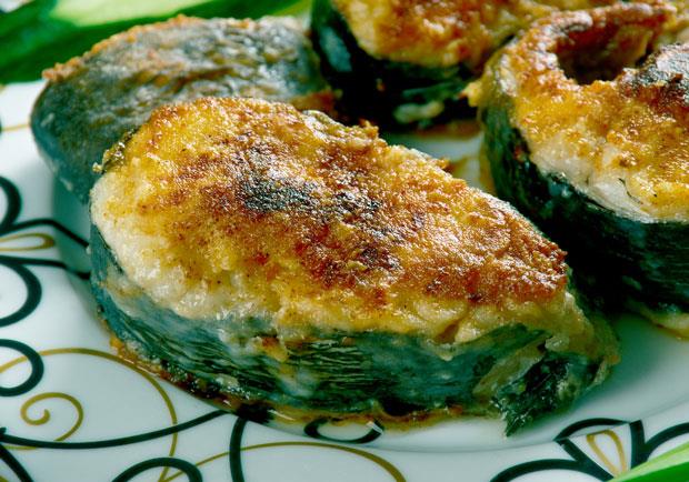 Vcutta retilmeyen, dardan besinlerle vcuda alnmas gereken, oklu doymam ya asitleri olan EPA ve DHA&#8217;dan en zengin olan balklarn banda gelen palamut; ieriindeki slfr, fosfor ve vanadyum sayesinde bir trl kapanmayan yaralarn kapanmasna yardmc oluyor. Yksek protein ve D vitaminine sahip olan palamut, kann damarda daha akkan olmasn salyor, kan dolamn iyiletiriyor. Ancak kzartma yerine frnda yapmak salkl olan.