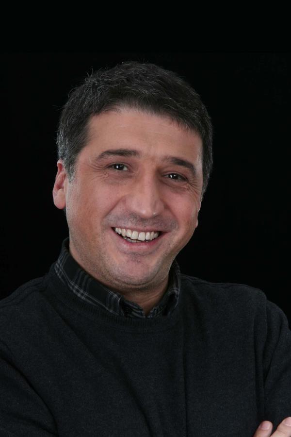 31 Mart Mahalli dareler Genel Seimleri'nde yeniden Arakl Belediye Bakan seilen 'Cumhur ttifak'nn AK Parti'li aday Recep ebi'yi tebrik iin yaknlar ve partililer kendisine telefon etti. Ancak, ebi'yi kutlamak isteyen kiilerden bazlar, benzer telefon numarasna sahip nl oyuncu ve sunucu Cem Davran' arad ya da mesaj gnderdi. 'Bakanm tebrikler' eklinde tebrik telefonu ve mesajlar alan Davran, yaad ilgin diyaloglar Twitter hesabndan paylat.