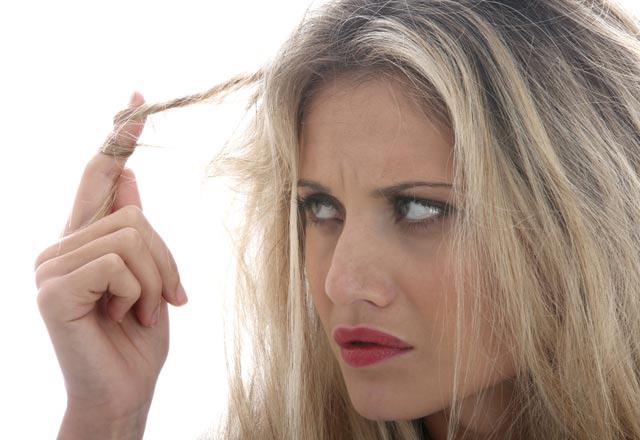 Krk ular iin <br>    Sadece bir bardak bal sanzn her tarafna uygulayn. Reetenin etki etmesi iin 20 dk boyunca bekleyin. Sa folikllerini etkinletirmek iin biraz s uygulamanz tavsiye edilir. Bu tedavi salarnz besler ve evreden gelen zararl faktrlerden tr etkilenen blgelerde yenilenmeyi artrr. Ayrca sanza parlakln geri kazandrr.