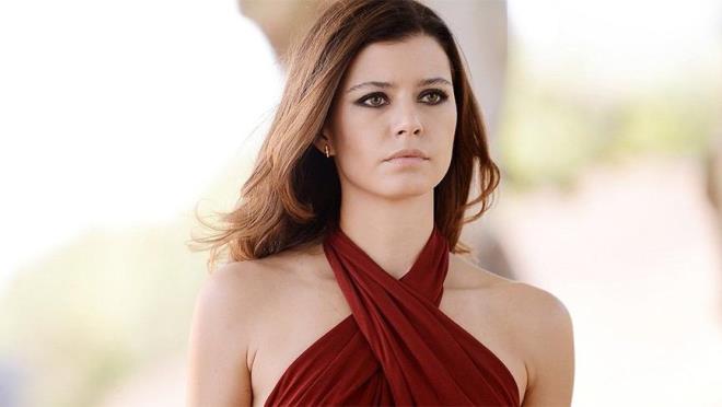 Sosyal medyadan bir trl vazgeemeyen nl isimler kendilerine gelen kt eletirilere de vglere de kaytsz kalamyor...