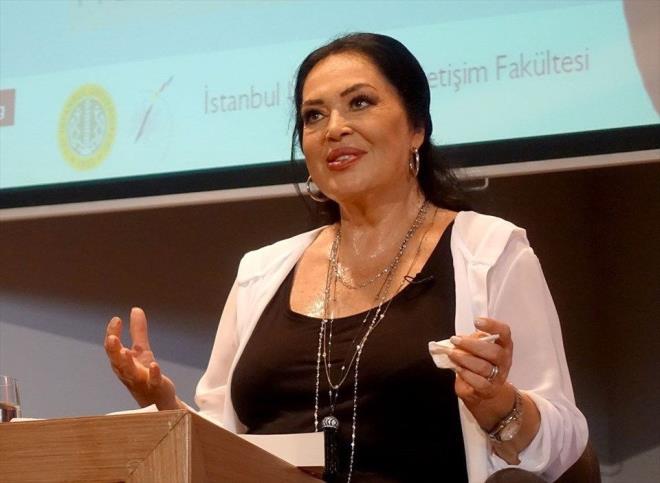 rencilerin at &#8216;Gnllerden Tuvallere Trkan oray&#8217; sergisine katlan Trkan oray, grd byk ilgi karsnda &#8220;Ben bu sevgiyle 100 yl daha yaarm&#8221; diyerek gzyalarn tutamad.