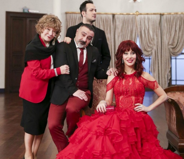 Glse Birsel, daha nce farkl kanallarda ekrana gelen Jet Sosyete dizisinin bu hafta yeni blmnn yaynlanmayacan duyurdu. Dizinin hayranlar srekli yaplan deiiklerden sklrken, yeni blmn iptal olma nedenini duyunca Glse Birsel'e tepkiler yadrd.