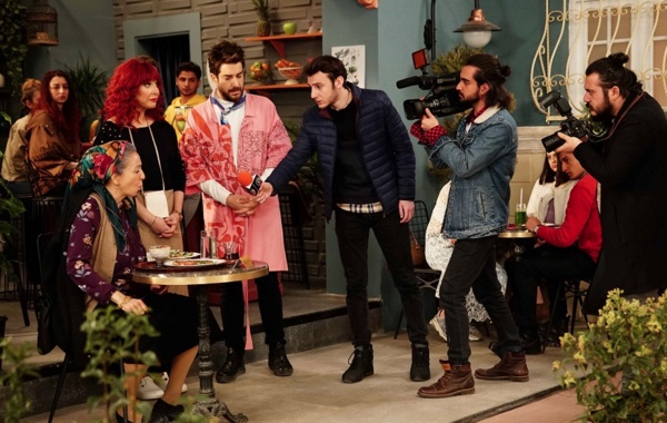 Glse Birsel'in bu paylamnn altna tepkiler de gecikmedi. Yaplan yorumlarda, "Tv8&#8217;den kurtulmalsn bir an nce" ve "TV'lerden kurtulup nternet dizisi yapsanz keke" denildi.