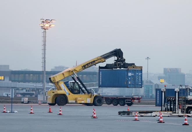 THY'nin malzeme ve aralar, tanma srecinde 686 TIR seferi ile yeni evi stanbul Havaliman'na tanyor. TIR'lara 700 adet Trk Hava Yollar arac da elik ediyor.