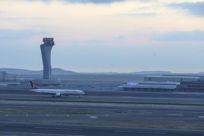 Bu srete tm uular Sabiha Gken Havaliman&#8217;na gerekletirilecek. Sabiha Gken Havaliman pisti 48 saat boyunca ak kalacak. Pasaport bankolarnn tamam da 24 saat boyunca ak kalarak pasaport ilemleri srasnda sra olumasnn nne geilecek.