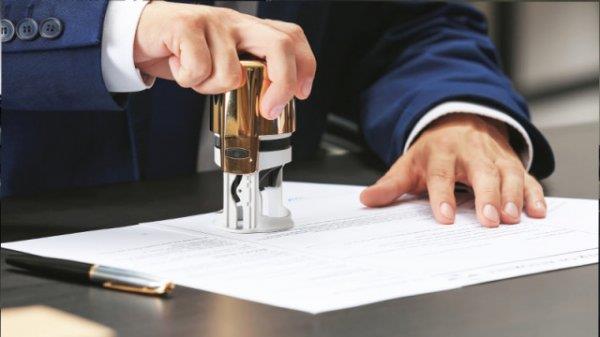 Trkiye Noterler Birlii, internet zerinden nbet tutacak noterlikleri ilan edecek.     Uygulama kapsamnda Ankara'da ilk nbet hizmetini verecek noterler Ankara 40. Noteri ile Altnda 7. Noteri olacak.     Adalet Bakan Abdulhamit Gl de Ankara 40. Noterde cumartesi gn ilem yapacak.