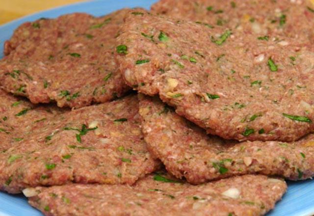 Hamburger eti  <br>  Hamburger eti artk sadece kylm etten ibaret deil.  2016 ylnda Impossible Foods irketi niasta, genetii deitirilmi maya ve dokulu budaydan yaplm bir et ortaya kard. Bundan daha fazlas, burger eti genellikle soya ve dier fasulyelerden yaplr ve gerek etlerden ok daha iyi tad vardr.   <br>  Sahte et satn almaktan nasl kanlr?<br>    Cevap ak: burgerinizi kendiniz yapn ve fast-food yemekten kann.