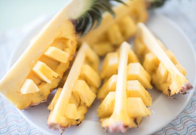 Ananas ikinlie iyi gelen ve sahip olduu enzimler sayesinde sindirimi iyiletiren harika bir tropik meyvedir. Genellikle kilo verme programlarna dahil edilir. Proteinlerle ve sebzeyle birlikte yenebilir.