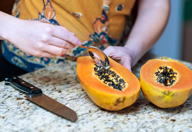Papaya <br>    Bu lezzetli tropik meyve olduka besleyicidir ve pek ok tbbi soruna iyi gelebilir. drar sktrc olmasnn yan sra papaya vcudun savunma mekanizmalarn glendirir, cilt salna iyi gelir ve kalp damar sorunlarn nler.