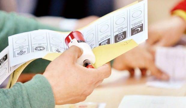 stanbul'da Binali Yldrm ile Ekrem mamolu arasndaki yar devam ediyor.  <br>  Tespit edilen uslszln ardndan, AK Parti'nin 39 ilede yapt itirazlar sonras saymlarn yzde 70'i sona erdi.  <br>  Oylarn yeniden saylmasyla fark 14 bin'e kadar indi.  <br>  TE LE LE SONULAR;