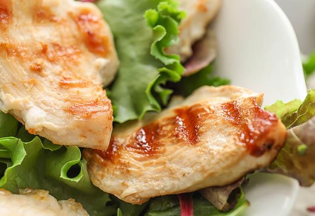 Kilo vermeye alyorsanz, tavuk tketebileceiniz en iyi yiyeceklerden biri. Dk kalorili, protein asndan zengin. Tavuk, yasz kas ktlesini arttrrken vcut ve karn yanz kaybetmenize de yardmc olur.