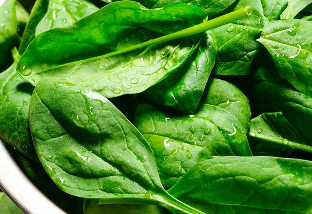 Herkes spana sevmeyebilir. Ancak spanak bizim iin harika bir besindir. Dk kalorili ve yksek besleyicidir, bu da kilo vermenizi salar.