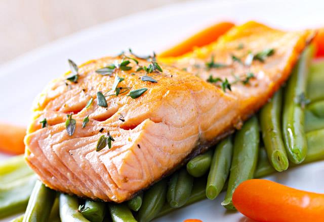 Somon bal dier yiyeceklerden daha fazla omega-3 ya asitine sahiptir. Aratrmalar omega-3'n ya yakmada yardmc olduunu gstermektedir. Bunun yan sra, dier tm yal balklar (ton bal, uskumru) yasz protein bakmndan zengindir ve kas yapmnda yardmc olur.