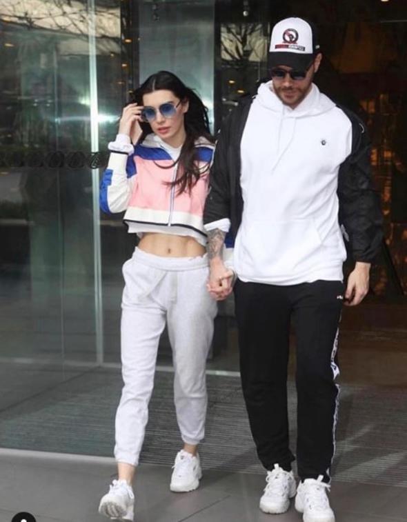 Programa telefonla balanan Sinan Akl , iddialara canl yaynda yant verdi:  <br>  "Her evlilikte tatszlklar olur. Ama Burcu'yu eski eylerden konuup rahatsz etmek istemem. Asla ve asla gemiimdeki insanlardan bahsetmedim. yle bir rportaj yok. Ortada bir evlilik kurumu varken eski insanlarn adnn gemesi Burcu'yu da beni de zer. Biz yaza dn yapalm diye dnrken, bu tarz haberlerin kmas ho deil. Ben de Burcu'yu ok kskanan bir ocuum. Avukat ile grme de yok. yle bir durum sz konusu deil. Kskanlk her zaman olur. Bu ilikinin tuzu biberidir. zel eyleri ekranda konumay sevmem, bu dzeltmeyi yapmak zorunda kaldm. uan problem yok."