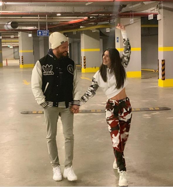 2. Sayfa programnn haberine gre, Burcu Kratl ei Sinan Akl'n bir rportajnda eski sevgilisi Hadise'den bahsettiini renince ldrd.