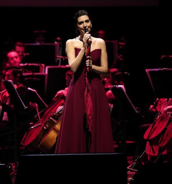 BERGZAR KOREL  <br>  3 yl nce bir albme imza atan Bergzar Korel ise bugne dek sadece zel gecelerde hayr ileri iin sahneye kt. Ama Arap lkelerinden astronomik cretler karl ald konser tekliflerini deerlendirecek.