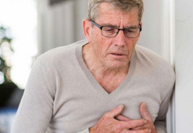 Her bir bademin ierisinde fazla miktarda antioksidan bulunur, zellikle i badem tketmeniz vcudunuz iin ok yararldr. Uzmanlar, i badem tketmenin gnmzde yaadmz fazla stresi azaltt ynnde sonulara varmtr. Antioksidanlar, vcudumuzda LDL (kt)  kolesteroln iltihaplanmas gibi durumlarla mcadele ederler. Bademin bu konuda olduka byk rol oynad grlmtr.