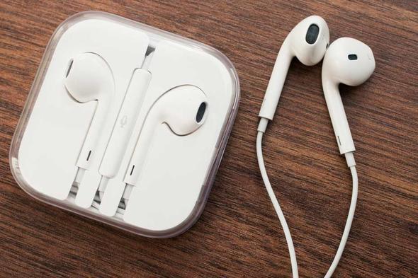 Mzik dinlerken ya da video izlerken bakalarn rahatsz etmemek iin icat edilmi kulak ii kulaklklar kullananlarn pek ou byk yanl yapyor! Neden mi?