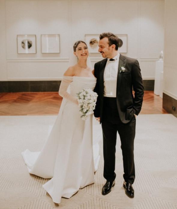 Henz iki aylk evli olan Kaya ve Atay, bu mjdeli haberi ise sadece aileleri ile paylat. kilinin imdilik hamilelik haberini duyurmaktan kand renildi.