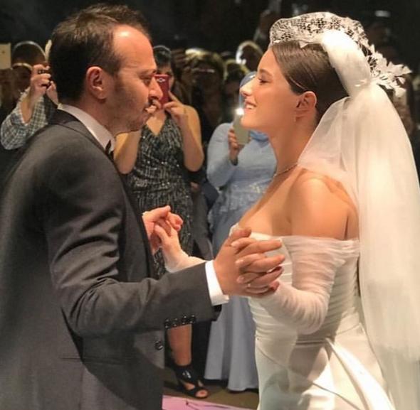 ine kapal bir iftiz  <br>  Hazal Kaya bir dergiye verdii rportajda Ali Atay&#8217;la ilikisini yle anlatmt: &#8220;ine kapal bir iftiz. Kendi minik dnyamz var. Ama bilerek byle deil bu, bir eylerden de kamyoruz. Birbirimize i konusunda ok gveniriz. ok huzurlu ve birbirine gvenen bir iftiz. ok yakn arkadaz artk. Hem kendimle ilgili, hem ile ilgili en doru eletiriler ondan gelir hep. yi bir ekibiz akas.&#8221;