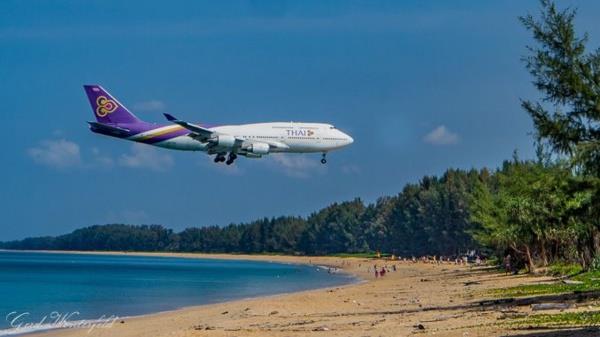 TAYLAND'n Phuket adasnda bulunan Mai Khao sahili, ayn zamadan blgenin havaalanna da ev sahiplii yapyor. Ancak uaklarn ini rotasnn hemen yannda bulunan plajda turistlerin inie geen uaklarla selfie ektirmeye balamas gvenlik sorunlarn da beraberinde getirince yetkililer harekete geti.