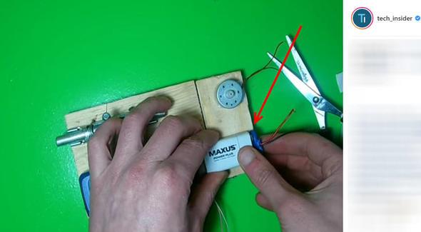 Daha sonra da telefondan kan kabloyu elimizdeki minik pile balyoruz.