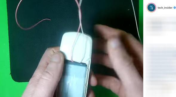 imdi telefonun arkasn da kapatabiliriz. <br>Gelelim dier aamaya. Bu kez srgy nce tahtaya monte ediyoruz.