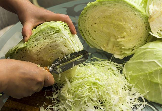 Kolesteroln, vcudumuzun enerji retiminde, baklk sisteminin glendirilmesinde nemli bir rol stlendiini kaydeden Dr. mit Akta, dk kolesteroln enfeksiyonlara yakalanma riskini artrarak kalp yetmezlii gibi riskli hastalklara davetiye kardna dikkat ekiyor.<br>    Arlkl olarak yeillikler olmak zere eitli sebzelerin yer ald bir beslenme program uygulayanlarn kalp salklarndan endie etmemeleri gerektiinden bahseden Dr. mit Akta, Mutluluk Krleri 2 kitabnda yer alan &#8220;Kalp Dostu Bitkisel Gler&#8221; blmnde u nerilerde bulunuyor: