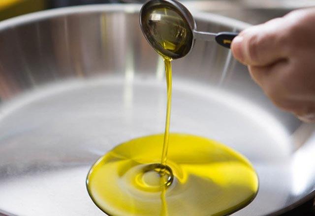 Kalp sal iin en byk riskin, kolesterol deil yksek kan ekeri olduunu vurgulayan Dr. mit Akta, &#8220;Zeytinya ve tereyan korkmadan tketin. Ama her trl tatl, eker ve hamur iinden kann. Tuzlu poaa bile yeseniz, vcudunuz ona eker muamelesi yapar. nslin direnci ve diyabet, kalp damar hastalklarnn arkasnda yatan en nemli sebeptir&#8221; diyor.