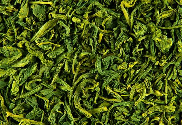 1 tatl ka al, 1 tatl ka yeil ay, 1 tatl ka kuburnu, 1 tatl ka zeytin yapran porselen ya da cam bardaa koyup zerine kaynar su ekleyin. 10 dakika demleyin.