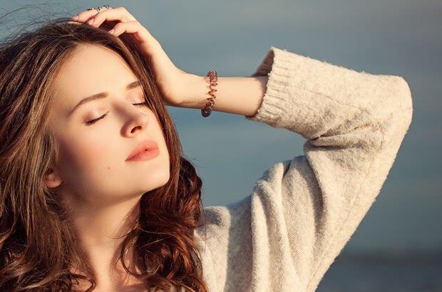 Gnein de kalp krizi geirme olasln azaltan bir etkisi bulunuyor.&#8220;D vitaminimi alyorum, gnelenmeme gerek yok&#8217; diye dnyorsanz yanlyorsunuz! Gne, kalp damarlarnn gevemesi ve kan aknn sorunsuz bir ekilde gereklemesini salyor. Dolaysyla, kalp krizi geirme riskiniz nemli oranda azalyor.