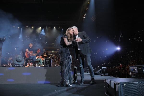 Konser srasnda Deniz'in stanbullu Gelin dizisinde barol paylat oyuncu Asl Enver de sahneye karak hayranlarn selamlamt.