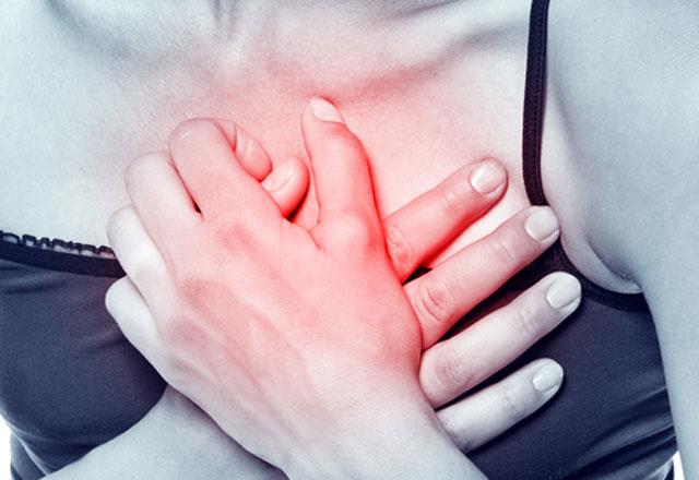 Kalp hastalna neden olan faktrleri ise eker hastal, yksek kolesterol ve yksek tansiyon olarak sralayan z, unlar kaydetti:    "Tansiyon yksekse arterin iinde delik yapyor. Kt kolesterol miktar fazlaysa, vcut arterleri tamir edemiyor. Normalde gen bir insan, arterde bir delik olsa da olmasa da tamir eder ama kolesterol cinsi deitikten sonra tamirat ekilleri deiiyor.''