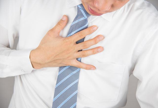 Stres faktrne de deinen z, aile balarnn kalp sal zerindeki olumlu etkilerine dikkati ekti.    Bat'da aile balar ok gl olmad iin insanlarn daha stresli olduuna iaret eden z, ''Etrafnzdaki insanlar yakn tutabilirseniz, zellikle de ailede sevdiiniz insanlarla her zaman temas halinde olduunuz bir hayat kurmak sizi koruyabilir ama o eksikse stres artmaya balyor. Yksek stres ortaya knca kalbin zerinde ok byk etkileri oluyor. Hatta ok znt varsa kalp yetmezlii bile ortaya kabiliyor.    Yeni kefedilmi bir sknt bu ama ok gryoruz. Kalp sal iin gl aile balantlar inanlmaz nemli. nsanlar arasndaki ba ok mhim. Strese kar bir mdafaa ama ayn zamanda hayatta bir gaye veriyor bize. Hayatta maksat varsa o zaman kalp atlarna da kesinlikle bir maksat vermi oluyoruz.'' ifadelerini kulland.