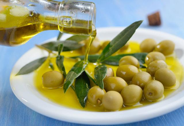 Kalp hastalklarnda genetiin de etkili olduunu belirten z, "Trklerde maalesef bir sknt var, bizde... Kalp sal konusunda genetik olarak kuvvetli bir lke deiliz. Yksek kolesterol ya da yksek tansiyon yznden kalp krizi oranlar artmaya balad.'' diye konutu.